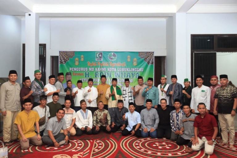 H. Rodi Wijaya foto bersama dengan Korps Alumni Himpunan Mahasiswa Islam (KAHMI) dan Himpunan Mahasiswa Islam (HMI) Kota Lubuklinggau saat acara Buka Puasa Bersama di Rumah Dinas Ketua DPRD Lubuklinggau, hari Jum'at tanggal 29 Maret 2024. (bekisarmedia.id/pratiwi)