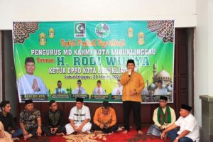 Ketua Dewan Perwakilan Rakyat Daerah Kota Lubuklinggau, Rodi Wijaya, memberikan kata sambutan saat menggelar acara Buka Puasa Bersama dengan Alumni dan Pengurus Himpunan Mahasiswa Islam Cabang Kota Lubuklinggau di Rumah Dinas Ketua DPRD Kota Lubuklinggau, hari Jum'at tanggal 29 Maret 2024. (bekisarmedia.id/pratiwi)