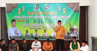Ketua Dewan Perwakilan Rakyat Daerah Kota Lubuklinggau, Rodi Wijaya, memberikan kata sambutan saat menggelar acara Buka Puasa Bersama dengan Alumni dan Pengurus Himpunan Mahasiswa Islam Cabang Kota Lubuklinggau di Rumah Dinas Ketua DPRD Kota Lubuklinggau, hari Jum'at tanggal 29 Maret 2024. (bekisarmedia.id/pratiwi)