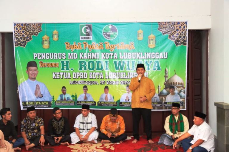 Ketua Dewan Perwakilan Rakyat Daerah Kota Lubuklinggau, Rodi Wijaya, memberikan kata sambutan saat menggelar acara Buka Puasa Bersama dengan Alumni dan Pengurus Himpunan Mahasiswa Islam Cabang Kota Lubuklinggau di Rumah Dinas Ketua DPRD Kota Lubuklinggau, hari Jum'at tanggal 29 Maret 2024. (bekisarmedia.id/pratiwi)