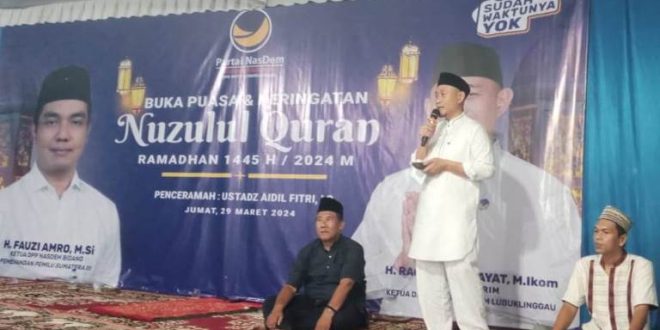 Ketua DPD Partai Nasdem Kota Lubuklinggau, H. Rachmat Hidayat atau yang akrab disapa dengan panggilan Yopi Karim, memberikan kata sambutan pada acara peringatan Nuzulul Qur'an di Kantor DPD Partai Nasdem Lubuklinggau yang beralamat di Jalan Jenderal Ahmad Yani, Kelurahan Puncak Kemuning, Kecamatan Lubuklinggau Utara, hari Jum'at tanggal 29 Maret 2024. (bekisarmedia.id/pratiwi)