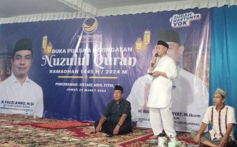 Ketua DPD Partai Nasdem Kota Lubuklinggau, H. Rachmat Hidayat atau yang akrab disapa dengan panggilan Yopi Karim, memberikan kata sambutan pada acara peringatan Nuzulul Qur'an di Kantor DPD Partai Nasdem Lubuklinggau yang beralamat di Jalan Jenderal Ahmad Yani, Kelurahan Puncak Kemuning, Kecamatan Lubuklinggau Utara, hari Jum'at tanggal 29 Maret 2024. (bekisarmedia.id/pratiwi)