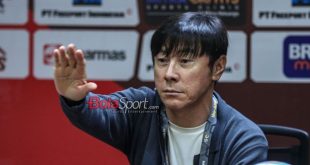 Pelatih Timnas Indonesia, Shin Tae-yong, saat hadir dalam sesi jumpa pers di Stadion Utama Gelora Bung Karno, Senayan, Jakarta, Kamis tanggal 21 Maret 2024. (bolasport.com/muhammad alif aziz mardiansyah)