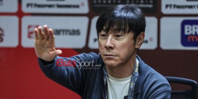 Pelatih Timnas Indonesia, Shin Tae-yong, saat hadir dalam sesi jumpa pers di Stadion Utama Gelora Bung Karno, Senayan, Jakarta, Kamis tanggal 21 Maret 2024. (bolasport.com/muhammad alif aziz mardiansyah)