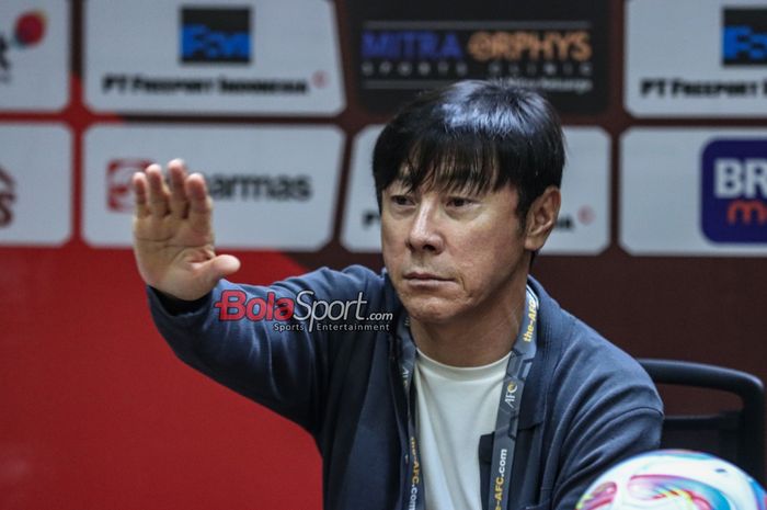 Pelatih Timnas Indonesia, Shin Tae-yong, saat hadir dalam sesi jumpa pers di Stadion Utama Gelora Bung Karno, Senayan, Jakarta, Kamis tanggal 21 Maret 2024. (bolasport.com/muhammad alif aziz mardiansyah)