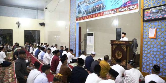 Pj. Gubernur Provinsi Sumatera Selatan (Sumsel), Agus Fatoni, melakukan Safari Ramadhan 1445 H di Masjid Al Askariyah yang berada di Kecamatan Sukarami, Kota Palembang, hari Selasa tanggal 22 Maret 2024. (bekisarmedia.id/raam syahfutro)