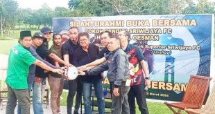 Syahrial Oesman saat Silaturahim dan Buka Puasa Bersama dengan pemain legendaris Sriwijaya FC, yakni Ferry Rotinsulu, dan perwakilan Supporter di Kenten Heritage 1936 Golf Cours Palembang, hari Jum'at tanggal 29 Maret 2024. (bekisarmedia.id/anugrah putra)