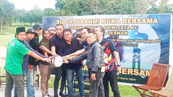 Syahrial Oesman saat Silaturahim dan Buka Puasa Bersama dengan pemain legendaris Sriwijaya FC, yakni Ferry Rotinsulu, dan perwakilan Supporter di Kenten Heritage 1936 Golf Cours Palembang, hari Jum'at tanggal 29 Maret 2024. (bekisarmedia.id/anugrah putra)