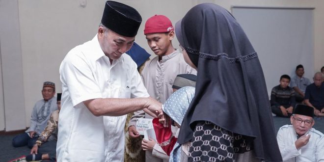 Pj. Bupati Kabupaten Musi Banyuasin (Muba), H. Apriyadi Mahmud, menggelar acara buka puasa bersama dengan jajaran PT. Petro Muba Holding dan Anak Panti Asuhan di Resto Grand Hotel Ranggonang, Sekayu, hari Selasa tanggal 2 Aprl 2024. (bekisarmedia.id/eka sahputra)