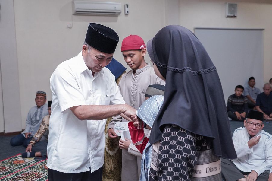 Pj. Bupati Kabupaten Musi Banyuasin (Muba), H. Apriyadi Mahmud, menggelar acara buka puasa bersama dengan jajaran PT. Petro Muba Holding dan Anak Panti Asuhan di Resto Grand Hotel Ranggonang, Sekayu, hari Selasa tanggal 2 Aprl 2024. (bekisarmedia.id/eka sahputra)