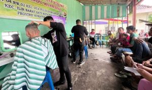 Warga yang berada di Lorong Karya, Kelurahan 26 Ilir, Kecamatan Ilir Barat (IB) 1, Kota Palembang, sangat antusias mengikuti potong rambut gratis yang diselenggarakan oleh relawan Heri Amalindo, pada hari Rabu tanggal 3 April 2024. (bekisarmedia.id/sikumbang hasan)
