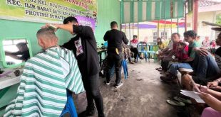 Warga yang berada di Lorong Karya, Kelurahan 26 Ilir, Kecamatan Ilir Barat (IB) 1, Kota Palembang, sangat antusias mengikuti potong rambut gratis yang diselenggarakan oleh relawan Heri Amalindo, pada hari Rabu tanggal 3 April 2024. (bekisarmedia.id/sikumbang hasan)