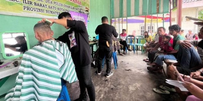 Warga yang berada di Lorong Karya, Kelurahan 26 Ilir, Kecamatan Ilir Barat (IB) 1, Kota Palembang, sangat antusias mengikuti potong rambut gratis yang diselenggarakan oleh relawan Heri Amalindo, pada hari Rabu tanggal 3 April 2024. (bekisarmedia.id/sikumbang hasan)