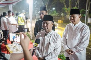 Pj. Bupati Kabupaten Musi Banyuasin, H. Apriyadi Mahmud, melepas peserta pawai takbir di depan rumah dinas Bupati Muba, hari Selasa tanggal 9 April 2023. (bekisarmedia.id/eka sahputra)