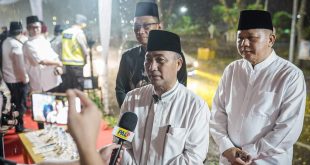 Pj. Bupati Kabupaten Musi Banyuasin, H. Apriyadi Mahmud, melepas peserta pawai takbir di depan rumah dinas Bupati Muba, hari Selasa tanggal 9 April 2023. (bekisarmedia.id/eka sahputra)