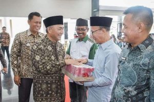 Pj. Bupati Muba, H. Apriyadi Mahmud, saat Silaturahmi dengan Perangkat Pemerintahan di Kecamatan Sekayu di Pendopoan Rumah Dinas Bupati Muba, tanggal 5 April 2024. (bekisarmedia.id/eka Sahputra)