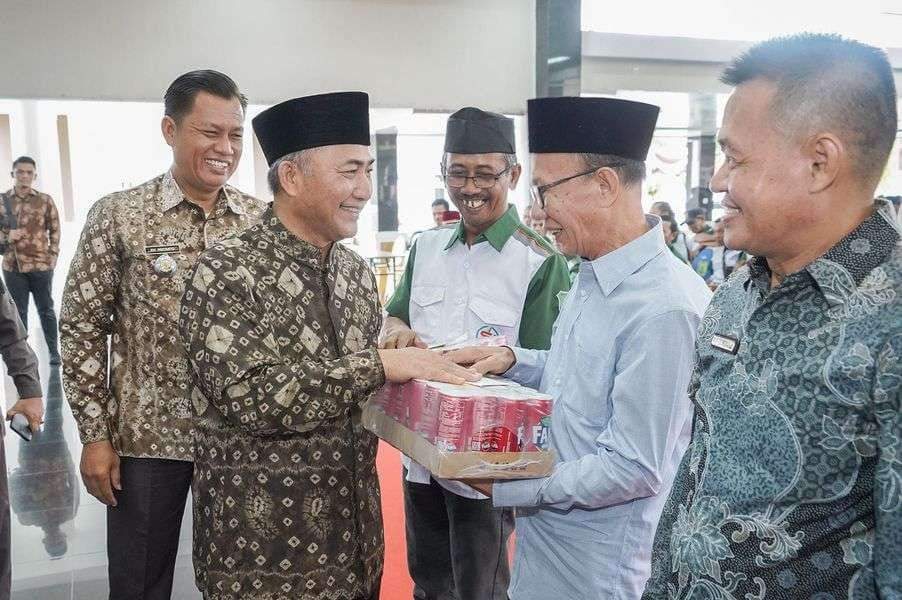 Pj. Bupati Muba, H. Apriyadi Mahmud, saat Silaturahmi dengan Perangkat Pemerintahan di Kecamatan Sekayu di Pendopoan Rumah Dinas Bupati Muba, tanggal 5 April 2024. (bekisarmedia.id/eka Sahputra)