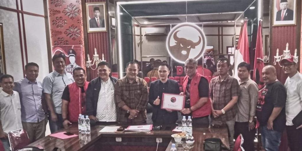 Tim Pemenangan Andi Asmara foto bersama usai pengambilan formulir di kantor DPC PDI Perjuangan kota Palembang, hari Rabu tanggal 17 April 2024. (bekisarmedia.id/angga putra)