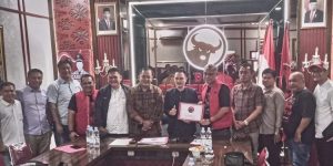 Tim Pemenangan Andi Asmara foto bersama usai pengambilan formulir di kantor DPC PDI Perjuangan kota Palembang, hari Rabu tanggal 17 April 2024. (bekisarmedia.id/angga putra)