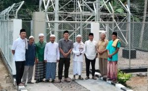 masyarakat di Kecamatan Babat Toman foto bersama di depan tower telkomsel yang baru selesai dibangun. (bekisarmedia.id/eka sahputra)