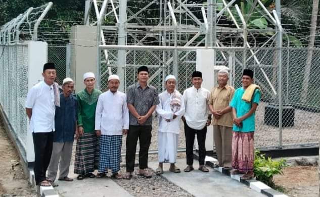 masyarakat di Kecamatan Babat Toman foto bersama di depan tower telkomsel yang baru selesai dibangun. (bekisarmedia.id/eka sahputra)