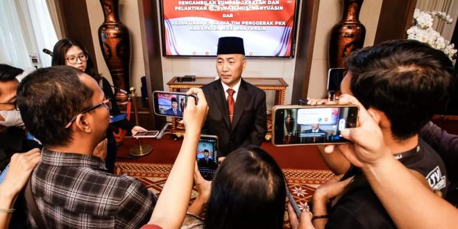 H. Apriyadi Mahmud saat diwawancarai wartawan usai Pengambilan Sumpah Jabatan dan Pelantikan Penjabat Bupati Musi Banyuasin dan Penjabat Ketua TP. PKK Kabupaten Musi Banyuasin, di Ruang Joglo Griya Agung Palembang, hari Senin tanggal 22 April 2024. (bekisarmedia.id/angga)