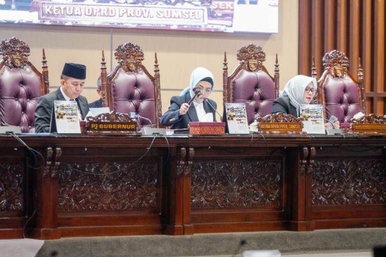 Ketua DPRD Sumsel, Hj. Anita Noeringhati, memimpin Rapat Paripurna Dewan Perwakilan Rakyat Daerah (DPRD) Provinsi Sumatera Selatan (Sumsel) menyampaikan rekomendasi terhadap Laporan Keterangan Pertanggungjawaban (LKPJ) Gubernur Tahun Anggaran (TA) 2024, Senin tanggal 22 April 2024. (DPRD Sumsel)