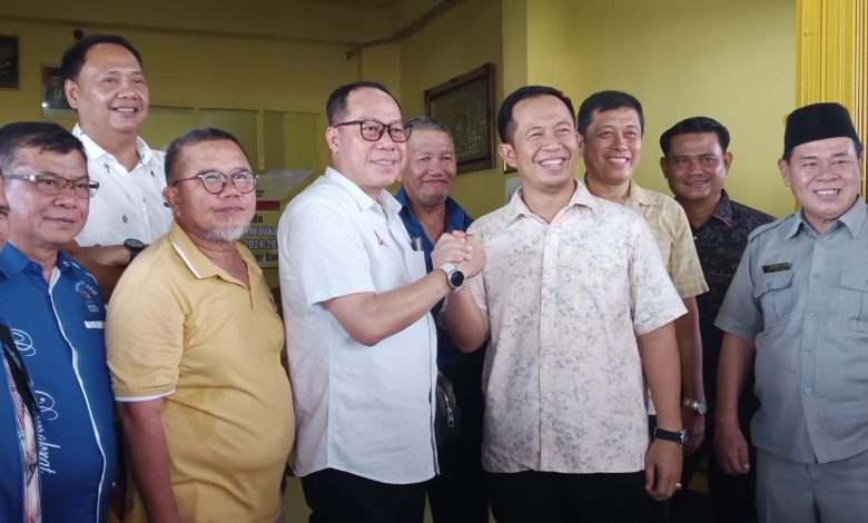 Taufik Siswanto, Ketua Dewan Pimpinan Cabang Partai Demokrat, melakukan salam komando dengan Ketua Dewan Pimpinan Daerah Partai Golongan Karya Kota Lubuklinggau, hari Rabu tanggal 17 April 2024 di Sekretariat Partai Golongan Karya Kota Lubuklinggau. (bekisarmedia.id/Yunita)