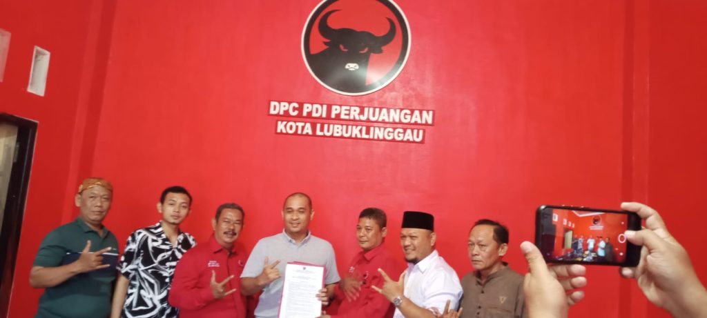Are Ariansyah, kuasa dari H. Rustam Effendi, mengambil formulir pendaftaran Bakal Calon Wali Kota Lubuklinggau dari Partai PDI Perjuangan, hari Jum'at tanggal 19 April 2024. (bekisarmedia.id/Yunita)