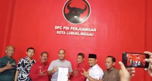 Are Ariansyah, kuasa dari H. Rustam Effendi, mengambil formulir pendaftaran Bakal Calon Wali Kota Lubuklinggau dari Partai PDI Perjuangan, hari Jum'at tanggal 19 April 2024. (bekisarmedia.id/Yunita)