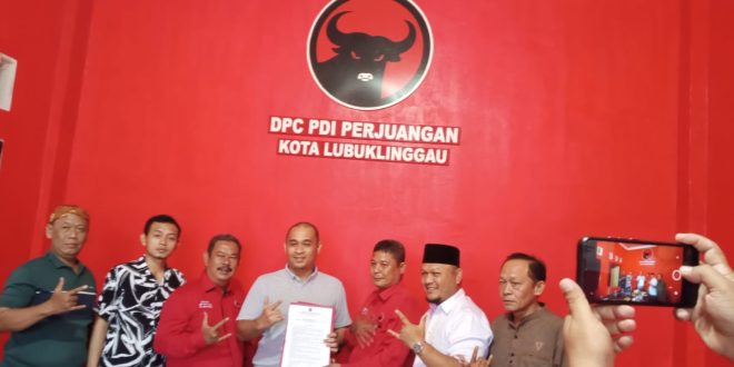 Are Ariansyah, kuasa dari H. Rustam Effendi, mengambil formulir pendaftaran Bakal Calon Wali Kota Lubuklinggau dari Partai PDI Perjuangan, hari Jum'at tanggal 19 April 2024. (bekisarmedia.id/Yunita)