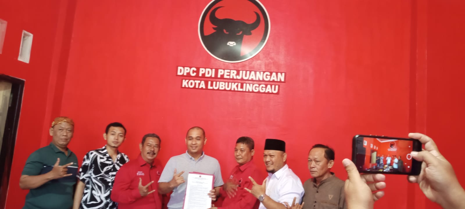 Are Ariansyah, kuasa dari H. Rustam Effendi, mengambil formulir pendaftaran Bakal Calon Wali Kota Lubuklinggau dari Partai PDI Perjuangan, hari Jum'at tanggal 19 April 2024. (bekisarmedia.id/Yunita)