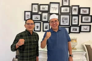 Firdaus Hasbullah, Ketua Rumah Bersama Heri Amalindo, foto bersama Mantan Bupati Kabupaten Musi Rawas dan Provinsi Bengkulu, Ridwan Mukti, hari Jum'at tanggal 19 April 2024. (bekisarmedia.id/Yunita)