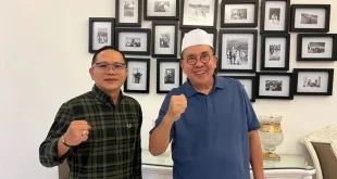 Firdaus Hasbullah, Ketua Rumah Bersama Heri Amalindo, foto bersama Mantan Bupati Kabupaten Musi Rawas dan Provinsi Bengkulu, Ridwan Mukti, hari Jum'at tanggal 19 April 2024. (bekisarmedia.id/Yunita)