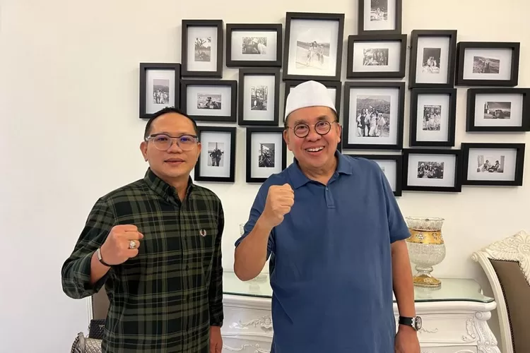 Firdaus Hasbullah, Ketua Rumah Bersama Heri Amalindo, foto bersama Mantan Bupati Kabupaten Musi Rawas dan Provinsi Bengkulu, Ridwan Mukti, hari Jum'at tanggal 19 April 2024. (bekisarmedia.id/Yunita)