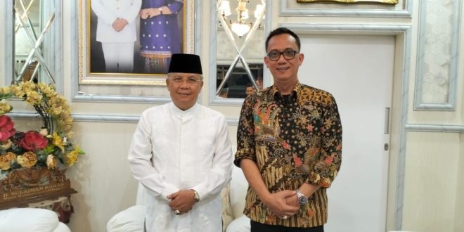 H. Ristanto Wahyudi yang juga Ketua Ikatan Cendekiawan Muslim Indonesia (ICMI) Organisasi Daerah (Orda) Kabupaten Musi Rawas (Mura) menyambangi kediaman mantan Wakil Wali Kota Lubuklinggau, H. Sulaiman Kohar (Suko), hari Jum'at tanggal 19 April 2024. (bekisarmedia.id/Yunita)