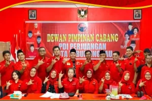 Ketua Dewan Perwakilan Cabang Partai Demokrasi Indonesia Perjuangan Kota Lubuklinggau, Hambali Lukman, foto bersama kader (Ig : pdiperjuangan)