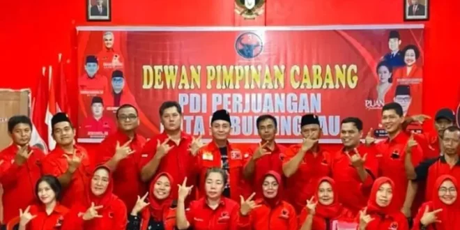 Ketua Dewan Perwakilan Cabang Partai Demokrasi Indonesia Perjuangan Kota Lubuklinggau, Hambali Lukman, foto bersama kader (Ig : pdiperjuangan)