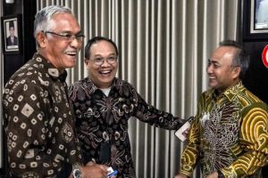 Pj. Bupati Kabupaten Musi Banyuasin, H. Apriyadi Mahmud, berbincang dengan tim Evaluasi Kinerja Pejabat Kepala Daerah Triwulan III Periode ke 2 Tahun 2024. (bekisarmedia.id/dinkominfo muba)