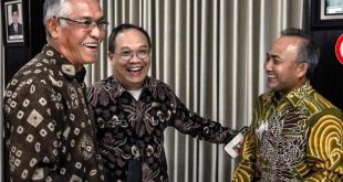 Pj. Bupati Kabupaten Musi Banyuasin, H. Apriyadi Mahmud, berbincang dengan tim Evaluasi Kinerja Pejabat Kepala Daerah Triwulan III Periode ke 2 Tahun 2024. (bekisarmedia.id/dinkominfo muba)