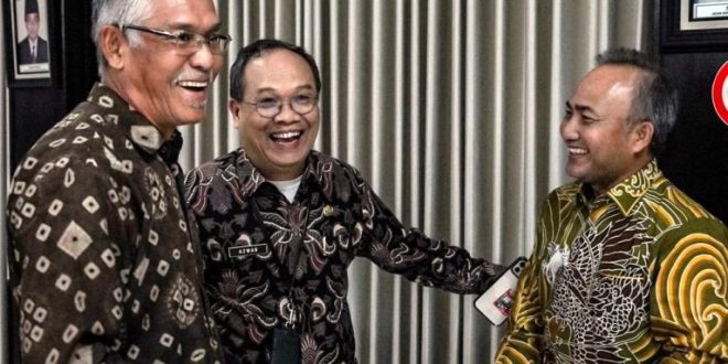 Pj. Bupati Kabupaten Musi Banyuasin, H. Apriyadi Mahmud, berbincang dengan tim Evaluasi Kinerja Pejabat Kepala Daerah Triwulan III Periode ke 2 Tahun 2024. (bekisarmedia.id/dinkominfo muba)