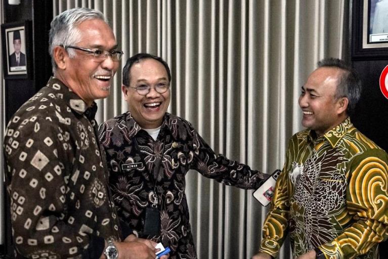 Pj. Bupati Kabupaten Musi Banyuasin, H. Apriyadi Mahmud, berbincang dengan tim Evaluasi Kinerja Pejabat Kepala Daerah Triwulan III Periode ke 2 Tahun 2024. (bekisarmedia.id/dinkominfo muba)