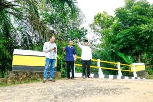 Pj. Bupati Kabupaten Muba, H. Apriyadi Mahmud, bersama Kepala Dinas (Kadis) Pekerjaan Umum Perumahan Rakyat (PUPR) Muba, Alva Elan, meninjau langsung Kondisi jembatan Sumber Urip yang berada di Desa C2 Sialang Agung, Kecamatan Plakat Tinggi, Kabupaten Musi Banyuasin (Muba), Hari Jum'at sore tanggal 15 Maret 2024. (bekisarmedia.id/eka sahputra)