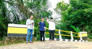 Pj. Bupati Kabupaten Muba, H. Apriyadi Mahmud, bersama Kepala Dinas (Kadis) Pekerjaan Umum Perumahan Rakyat (PUPR) Muba, Alva Elan, meninjau langsung Kondisi jembatan Sumber Urip yang berada di Desa C2 Sialang Agung, Kecamatan Plakat Tinggi, Kabupaten Musi Banyuasin (Muba), Hari Jum'at sore tanggal 15 Maret 2024. (bekisarmedia.id/eka sahputra)