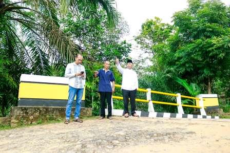 Pj. Bupati Kabupaten Muba, H. Apriyadi Mahmud, bersama Kepala Dinas (Kadis) Pekerjaan Umum Perumahan Rakyat (PUPR) Muba, Alva Elan, meninjau langsung Kondisi jembatan Sumber Urip yang berada di Desa C2 Sialang Agung, Kecamatan Plakat Tinggi, Kabupaten Musi Banyuasin (Muba), Hari Jum'at sore tanggal 15 Maret 2024. (bekisarmedia.id/eka sahputra)