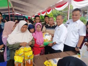 Pemerintah Kabupaten (Pemkab) Musi Banyuasin (Muba) melalui Dinas Perdagangan dan Perindustian (Disdagperin) Muba, melakukan kerja sama dengan Perum Bulog Divre Sumsel Babel, dan Bank Sumsel Babel Cabang Sekayu, kembali melaksanakan operasi pasar dan kali ini bertempat di Halaman Kantor Camat Batanghari Leko, hari Rabu tanggal 20 Maret 2024. (bekisarmedia.id/eka sahputra)