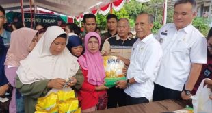Pemerintah Kabupaten (Pemkab) Musi Banyuasin (Muba) melalui Dinas Perdagangan dan Perindustian (Disdagperin) Muba, melakukan kerja sama dengan Perum Bulog Divre Sumsel Babel, dan Bank Sumsel Babel Cabang Sekayu, kembali melaksanakan operasi pasar dan kali ini bertempat di Halaman Kantor Camat Batanghari Leko, hari Rabu tanggal 20 Maret 2024. (bekisarmedia.id/eka sahputra)
