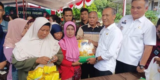 Pemerintah Kabupaten (Pemkab) Musi Banyuasin (Muba) melalui Dinas Perdagangan dan Perindustian (Disdagperin) Muba, melakukan kerja sama dengan Perum Bulog Divre Sumsel Babel, dan Bank Sumsel Babel Cabang Sekayu, kembali melaksanakan operasi pasar dan kali ini bertempat di Halaman Kantor Camat Batanghari Leko, hari Rabu tanggal 20 Maret 2024. (bekisarmedia.id/eka sahputra)