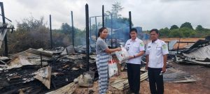 Pemerintah Kabupaten (Pemkab) Musi Banyuasin (Muba) bergegas menyerahkan bantuan sembako dan peralatan sehari-hari kepada korban musibah kebakaran di Kelurahan Mangun Jaya, Kecamatan Babat Toman, hari Rabu tanggal 27 Maret 2024. (bekisarmedia.id/eka sahputra)