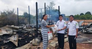 Pemerintah Kabupaten (Pemkab) Musi Banyuasin (Muba) bergegas menyerahkan bantuan sembako dan peralatan sehari-hari kepada korban musibah kebakaran di Kelurahan Mangun Jaya, Kecamatan Babat Toman, hari Rabu tanggal 27 Maret 2024. (bekisarmedia.id/eka sahputra)